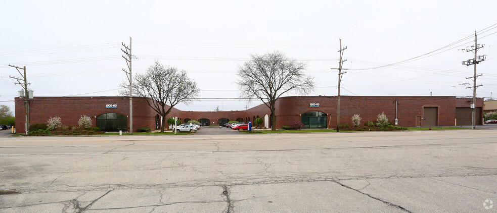 1900-1960 E Devon Ave, Elk Grove Village, IL for lease - Building Photo - Image 3 of 18