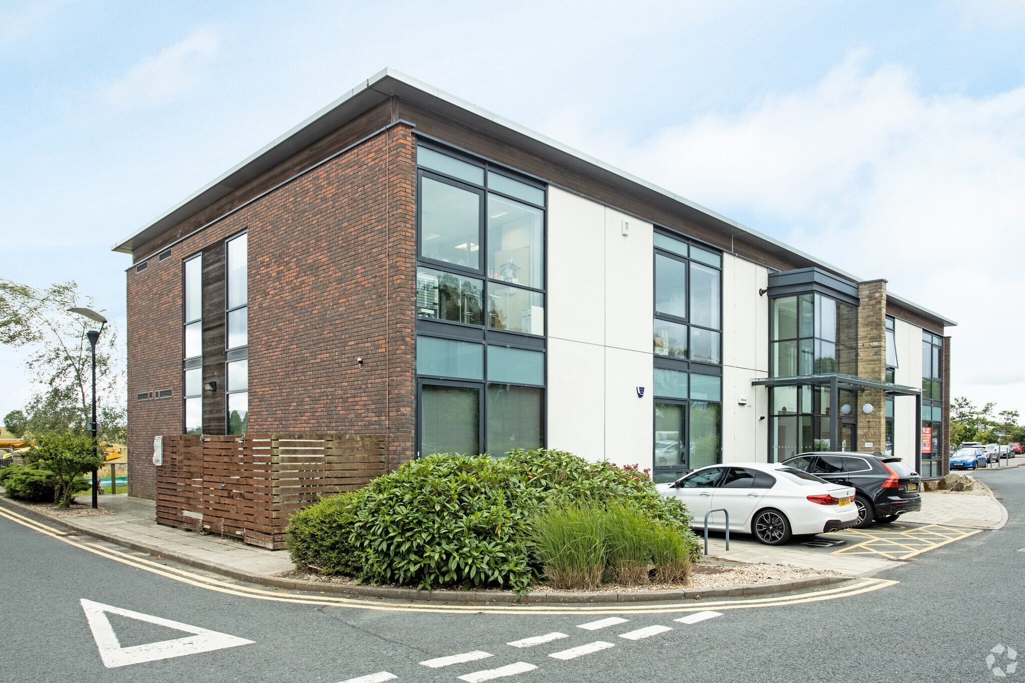 Lancaster Way, Yeadon for lease Primary Photo- Image 1 of 2