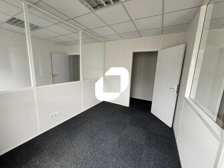 Office in Bordeaux for lease - Interior Photo - Image 2 of 13