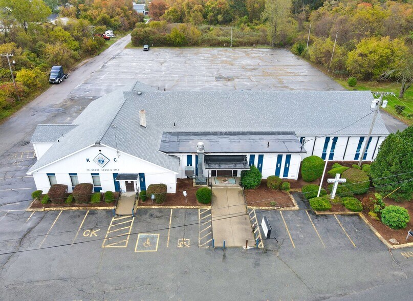 28 Fish Rd, Tiverton, RI 02878