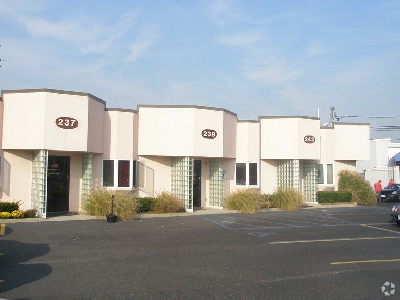 237243 Jericho Tpke, Syosset, NY 11791