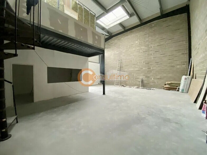 Flex in Beychac-et-Caillau for lease - Interior Photo - Image 2 of 5