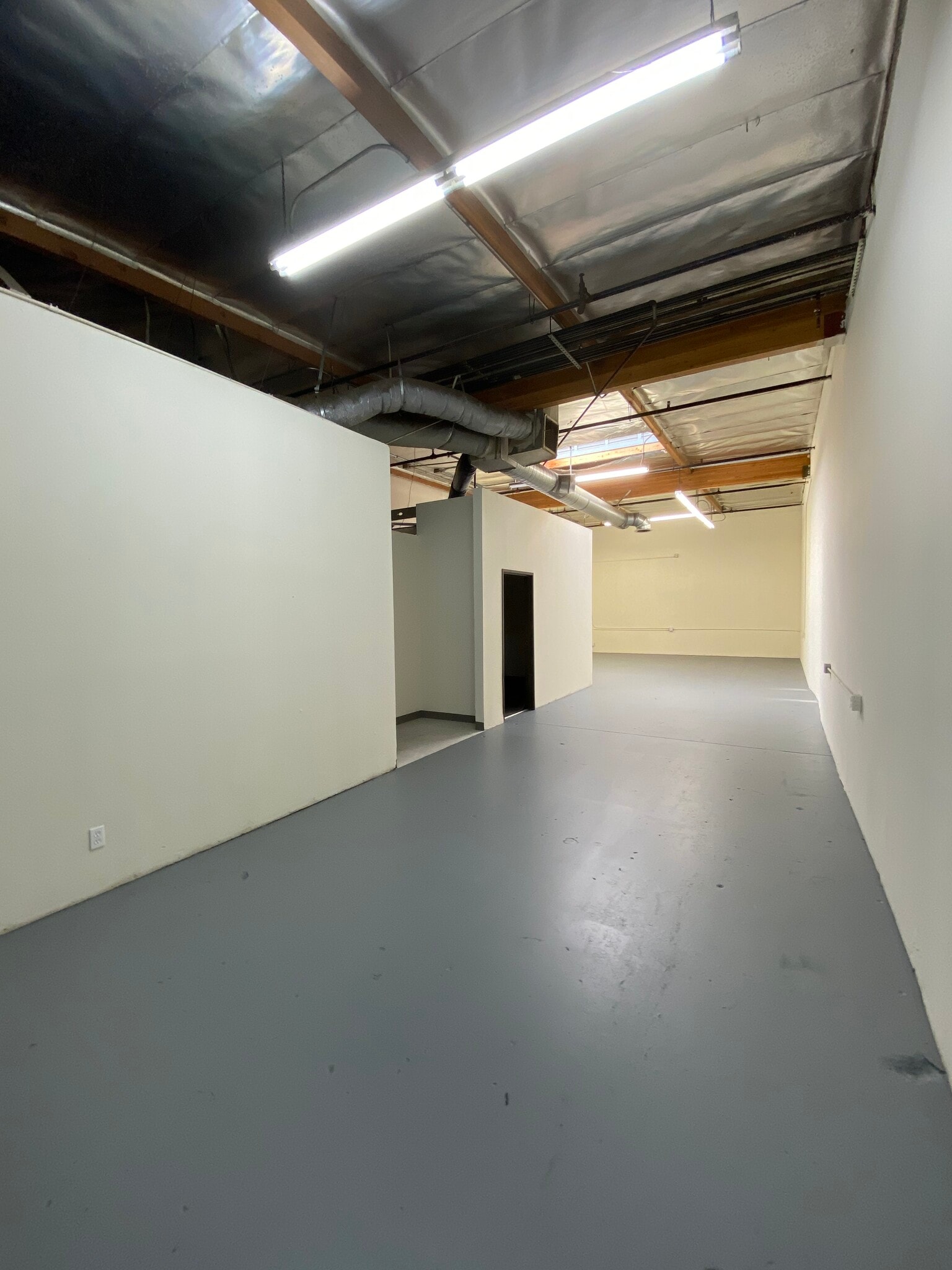 21828 Lassen St, Chatsworth, CA for lease Interior Photo- Image 1 of 10