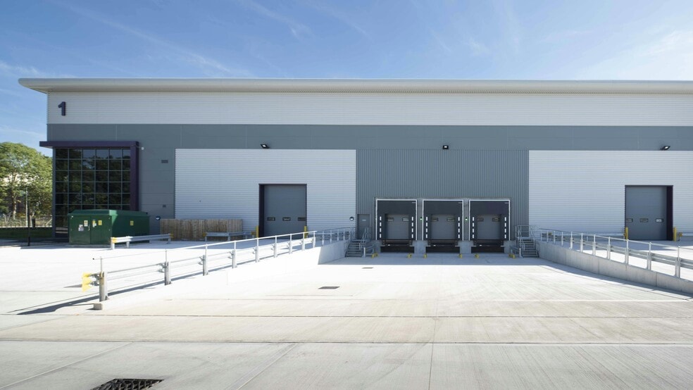 1-3 Test Ln, Southampton for lease - Building Photo - Image 3 of 28