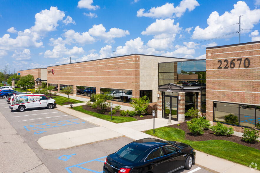 22630 Haggerty Rd, Farmington Hills, MI for lease - Building Photo - Image 3 of 9