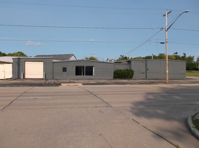 2837 Bowen St, Oshkosh, WI for sale - Building Photo - Image 1 of 1