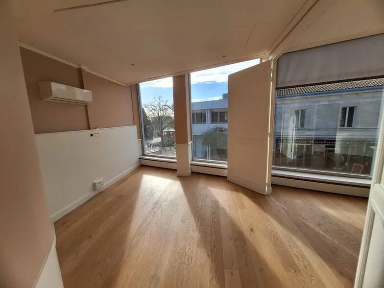 Office in Saint-Médard-en-Jalles for lease - Interior Photo - Image 2 of 10