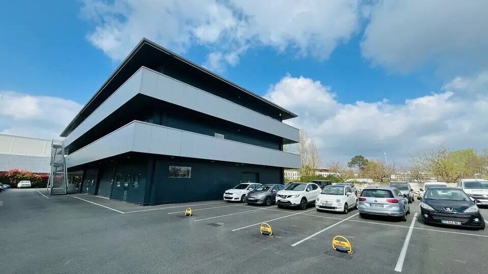 Office in Pessac for lease - Building Photo - Image 2 of 11