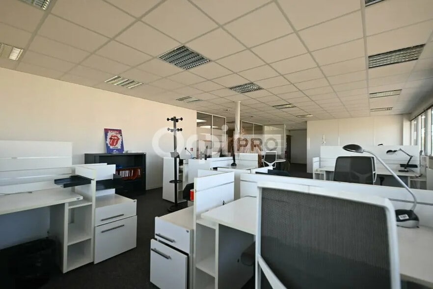 Office in Bron for lease - Interior Photo - Image 3 of 9