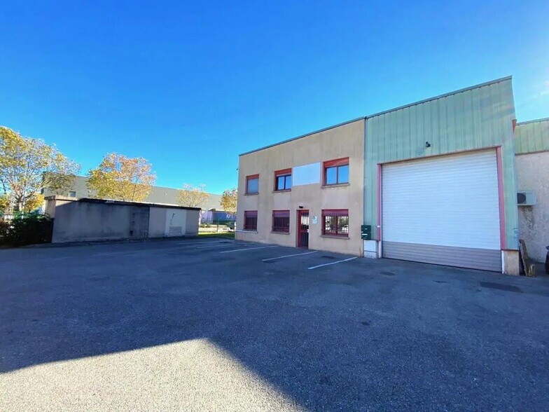 Flex in Vénissieux for lease - Building Photo - Image 1 of 11