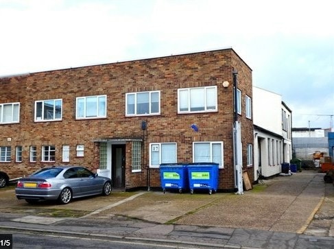 17 Lyon Rd, Walton On Thames for sale Primary Photo- Image 1 of 1