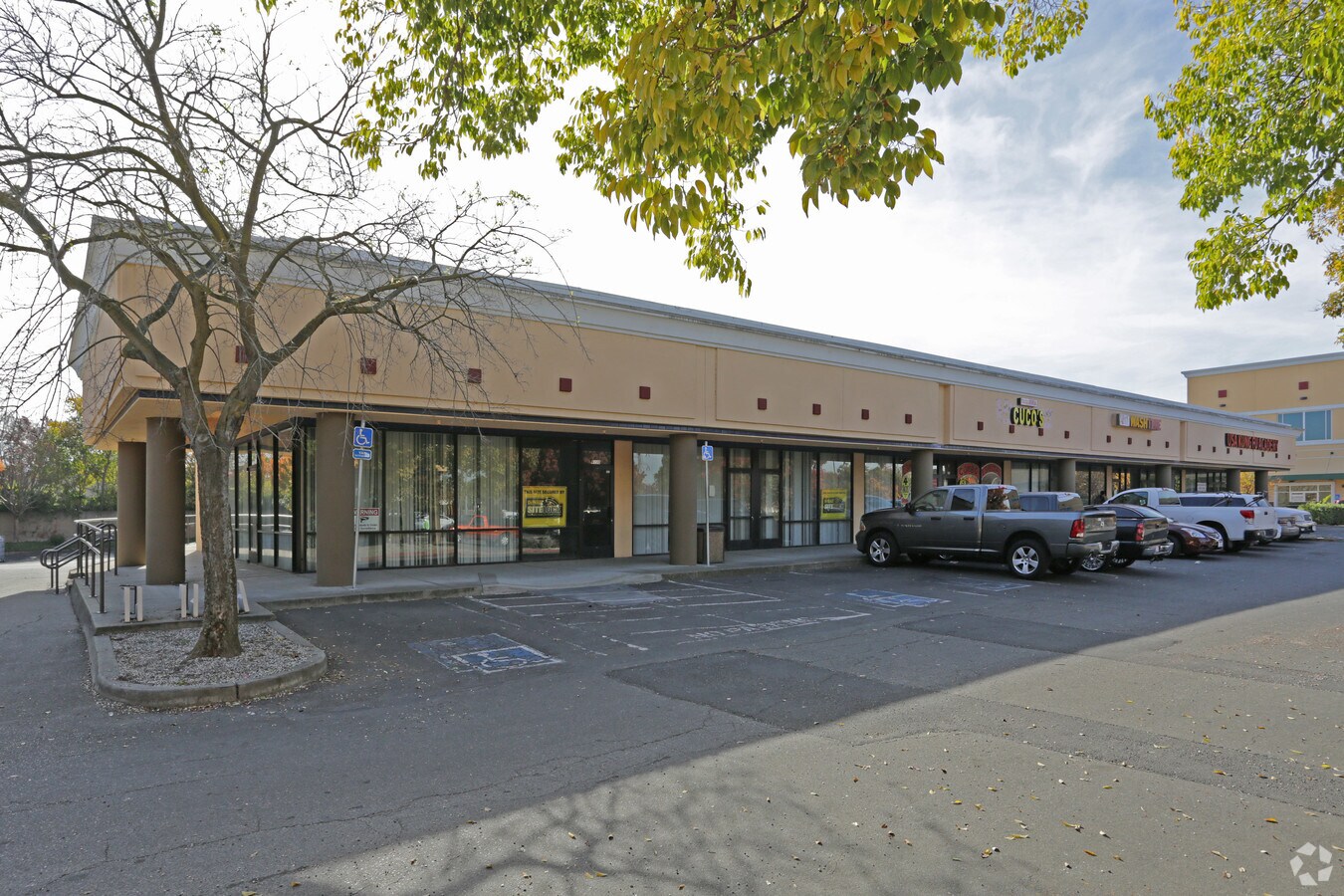 4720 Mack Rd, Sacramento, CA 95823