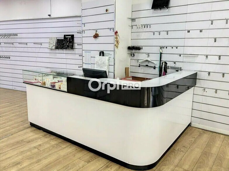 Retail in Montluçon for lease - Interior Photo - Image 3 of 8