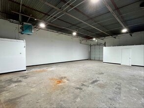 1105 Colorado Ln, Arlington, TX for lease Interior Photo- Image 2 of 8
