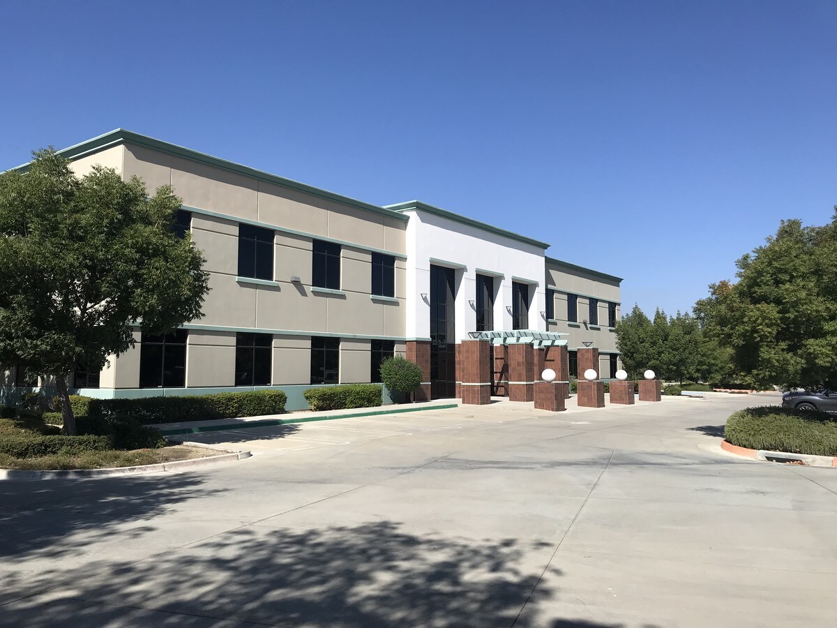 2157 Country Hills - main entry