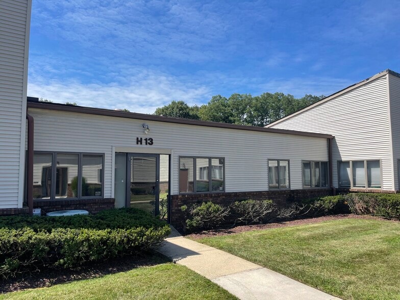 H13 Brier Hill Ct, East Brunswick, NJ for sale - Building Photo - Image 1 of 1