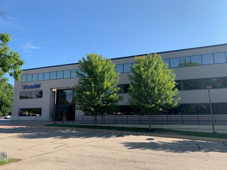 10125 Crosstown Cir, Eden Prairie, MN for sale - Building Photo - Image 1 of 3