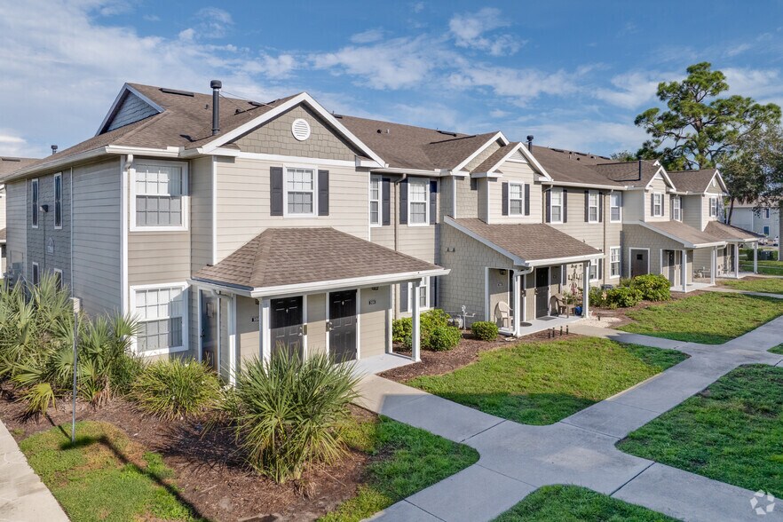 17800 Murdock Cir, Port Charlotte, FL for sale - Primary Photo - Image 1 of 1