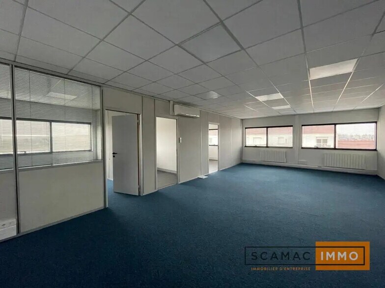 Office in Chilly-Mazarin for sale - Building Photo - Image 1 of 6