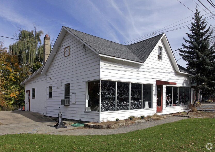 8 W Mill Rd, Long Valley, NJ 07853