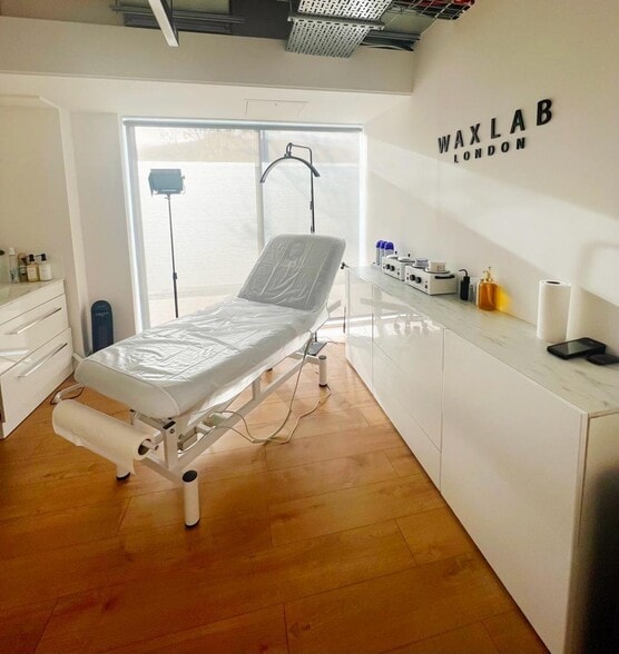 190 Camden High St, London for lease - Interior Photo - Image 1 of 9