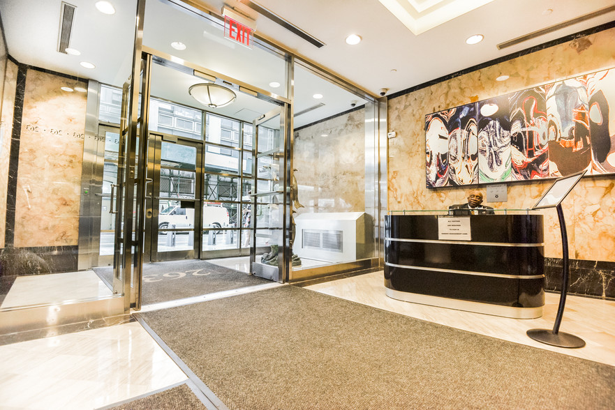 263 W 38th St, New York, NY for lease - Lobby - Image 2 of 10