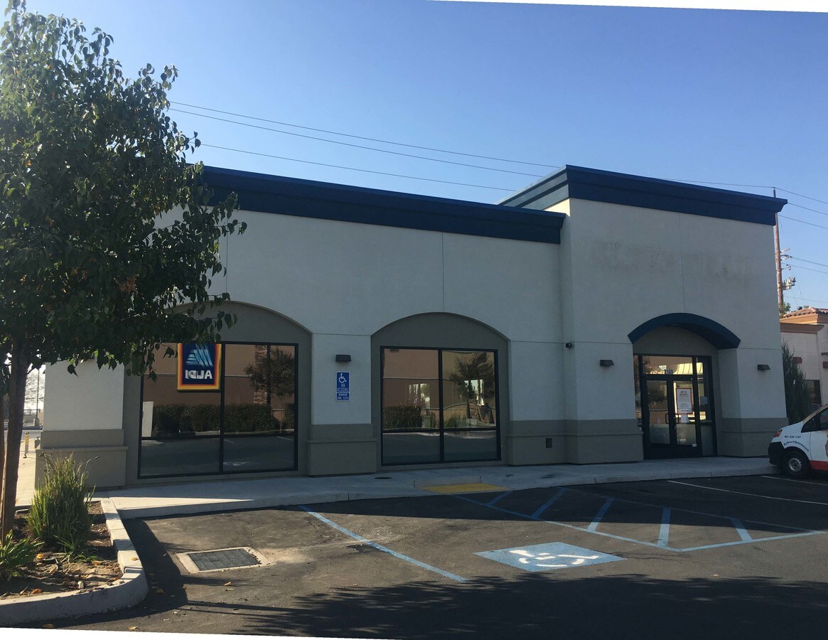 21502300 Panama Ln, Bakersfield, CA 93313