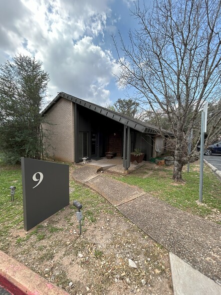 2525 Wallingwood Dr, Austin, TX for lease - Building Photo - Image 1 of 6