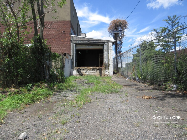 147 Spring St, Paterson, NJ for lease - Building Photo - Image 3 of 21