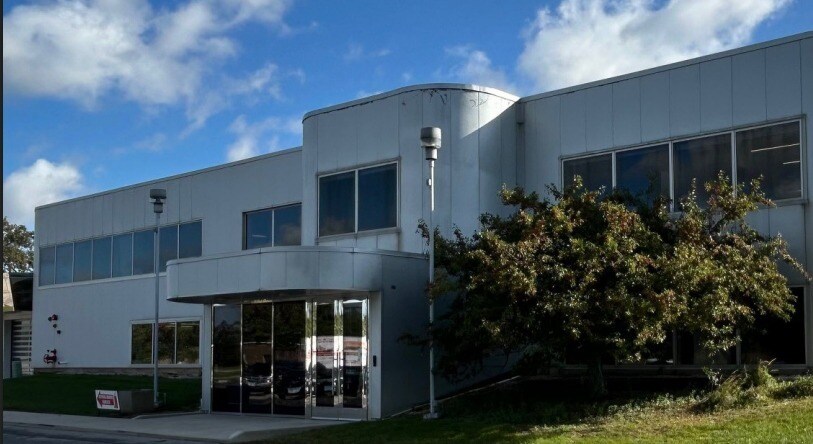 555 Pond Dr, Wood Dale, IL for lease Building Photo- Image 1 of 7