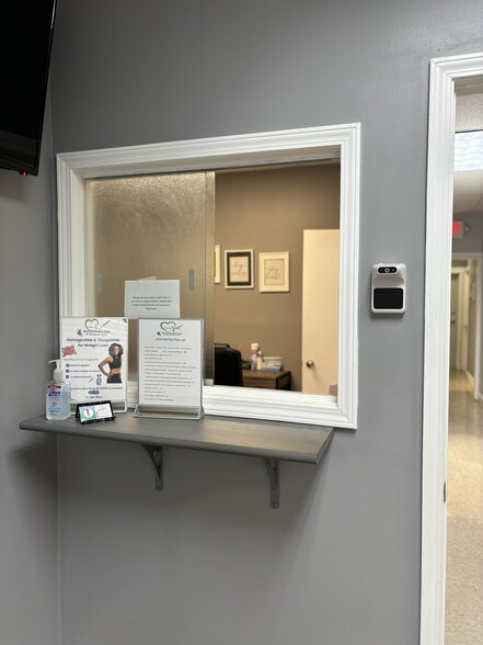 5385 Five Forks Trickum Rd, Stone Mountain, GA for lease - Interior Photo - Image 3 of 5