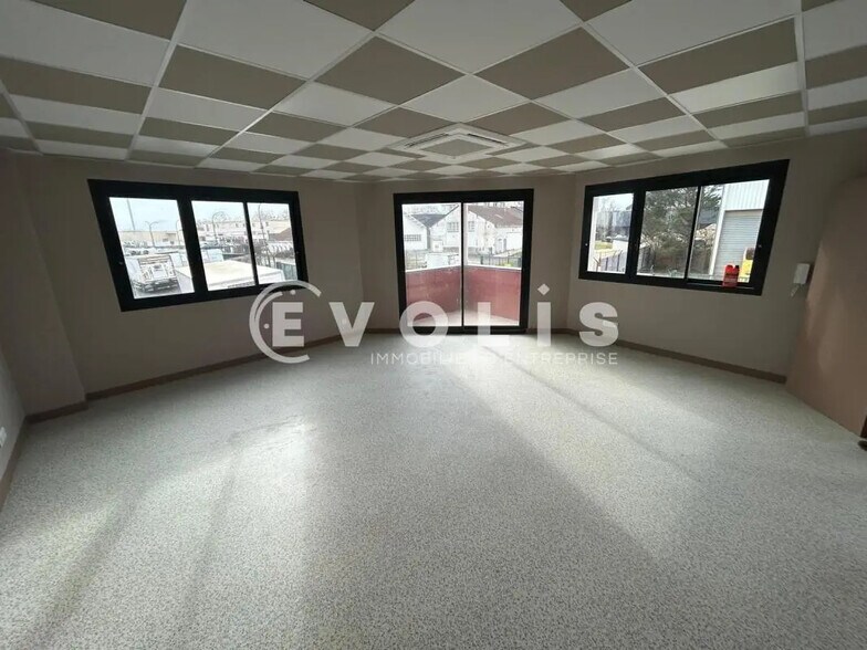 Office in Ormoy for lease - Interior Photo - Image 2 of 6