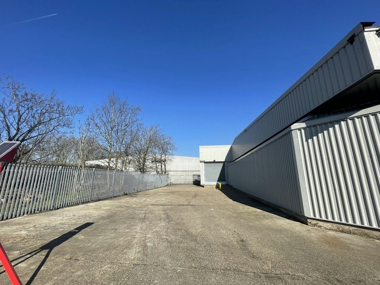 Windmill Road West, Sunbury On Thames for lease - Building Photo - Image 3 of 21