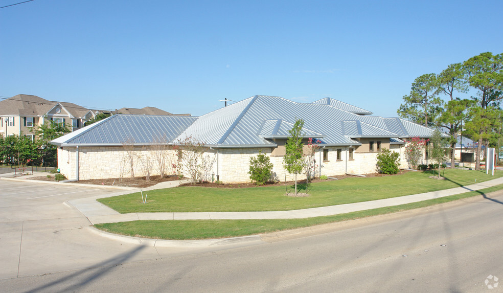 2401 W Oak St, Denton, TX for lease - Building Photo - Image 2 of 18