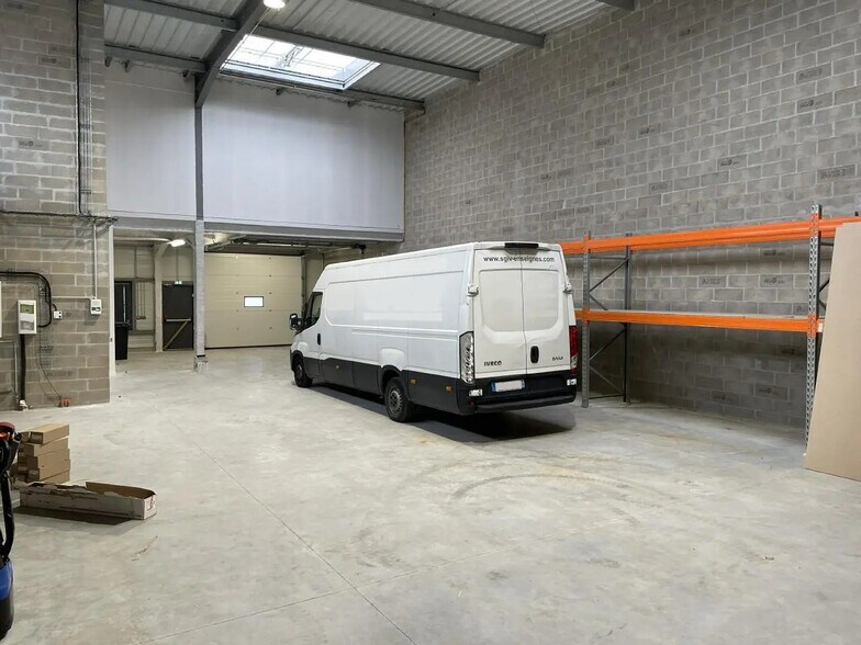 Flex in FRÉPILLON for lease - Interior Photo - Image 3 of 8