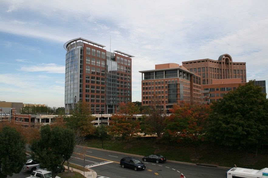 1850 Towers Crescent Plz, Vienna, VA for lease - Building Photo - Image 2 of 8