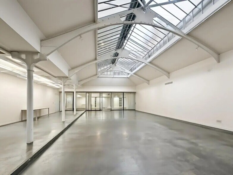 Office in Paris for lease - Building Photo - Image 1 of 9