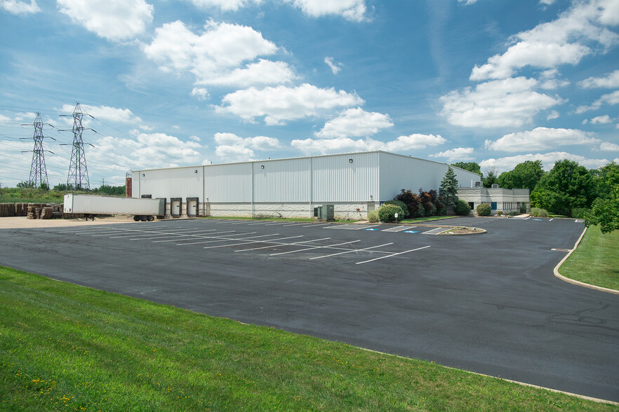 27200 Tinkers Ct, Glenwillow, OH for lease - Building Photo - Image 1 of 5