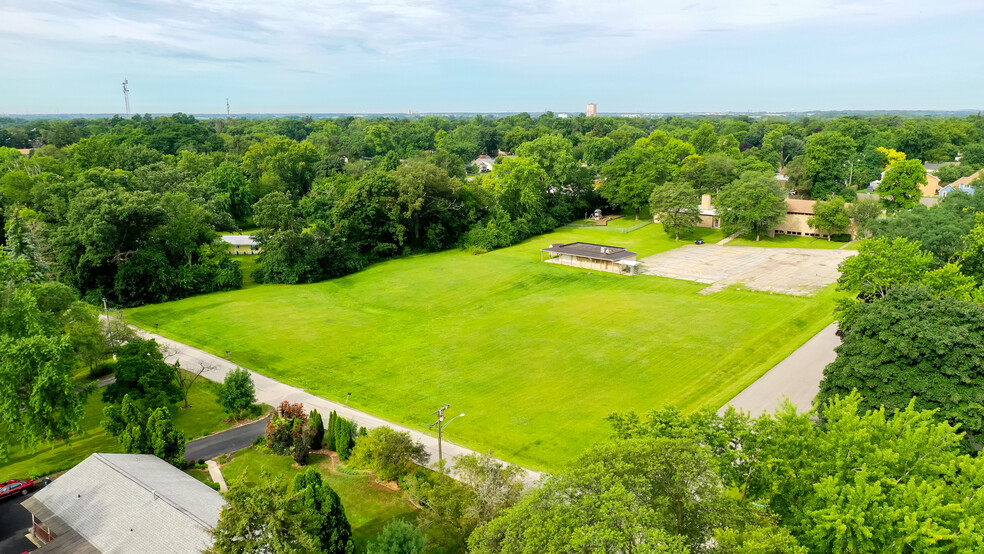 525 N Neltnor Blvd, West Chicago, IL for sale - Primary Photo - Image 1 of 17