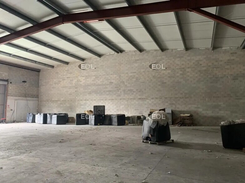 Industrial in Gignac-la-Nerthe for lease - Building Photo - Image 2 of 15