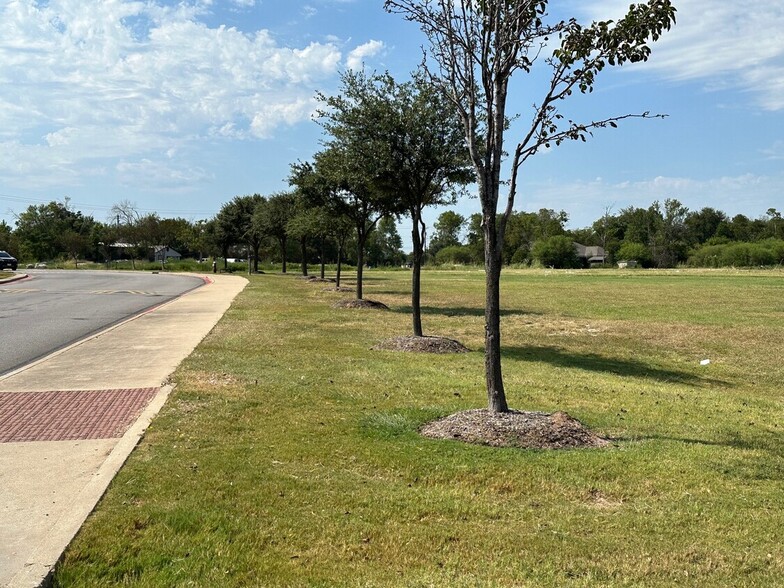 1609 N Texas Ave, Bryan, TX for lease - Building Photo - Image 3 of 4