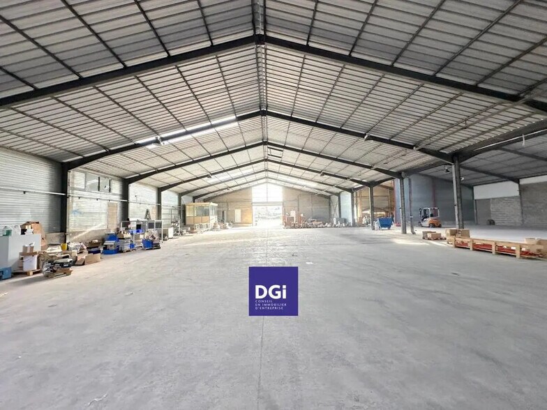 Industrial in Vauvert for lease - Building Photo - Image 1 of 4