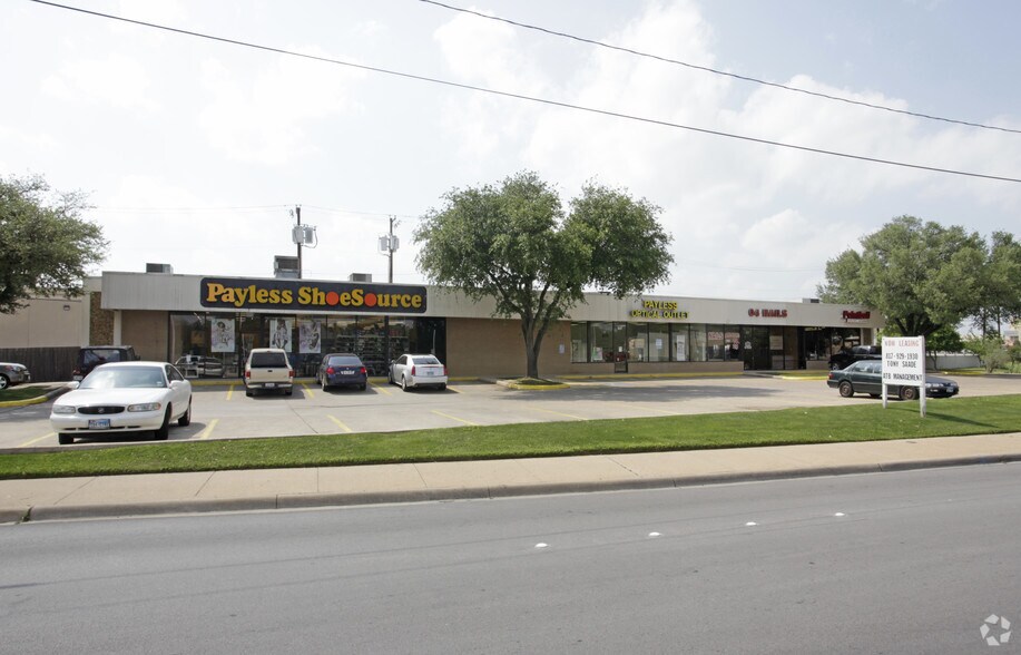 805-813 Melbourne Rd, Hurst, TX for lease - Primary Photo - Image 1 of 12