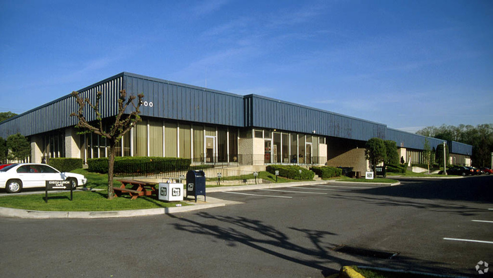 400 Executive Blvd, Elmsford, NY for lease - Building Photo - Image 2 of 5