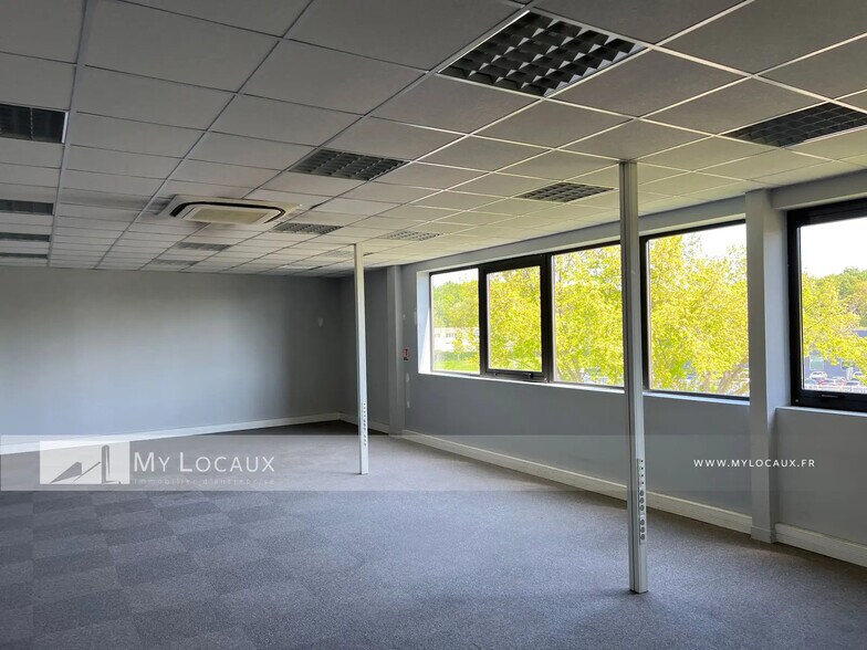 Flex in Stains for lease - Interior Photo - Image 3 of 7