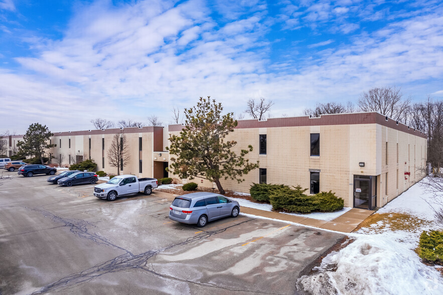 16255-16351 W Lincoln Ave, New Berlin, WI for lease - Primary Photo - Image 1 of 7