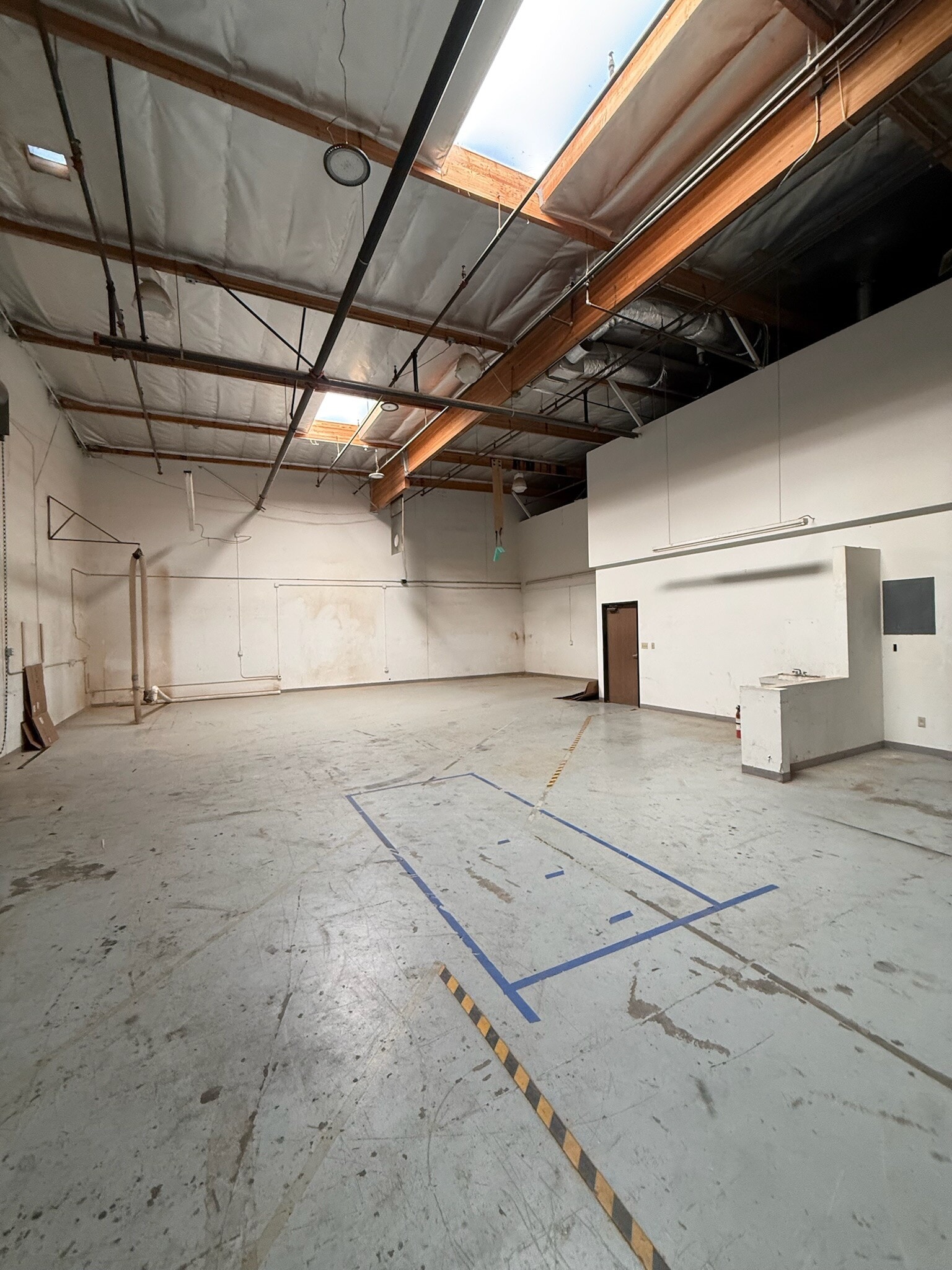 855 E Easy St, Simi Valley, CA for lease Interior Photo- Image 1 of 6