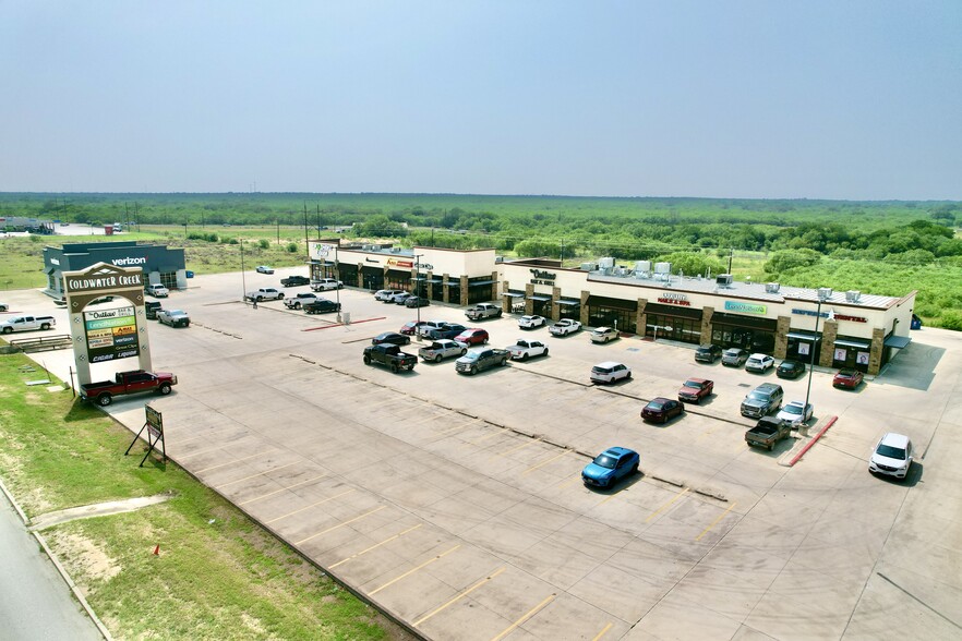 2128 W Oaklawn Rd, Pleasanton, TX for lease - Building Photo - Image 3 of 10