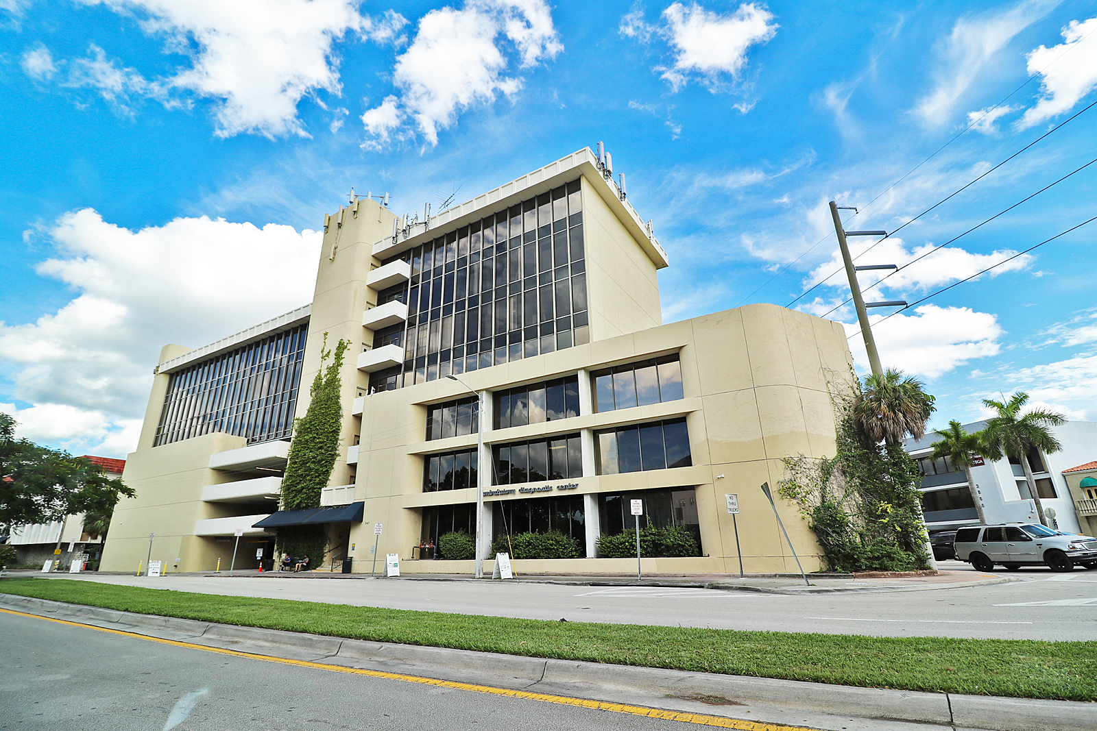 747 Ponce de Leon Blvd, Coral Gables, FL for lease Building Photo- Image 1 of 12