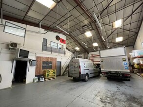 102 Rue Fleury Jay, GRIGNY-SUR-RHÔNE for lease Interior Photo- Image 1 of 9